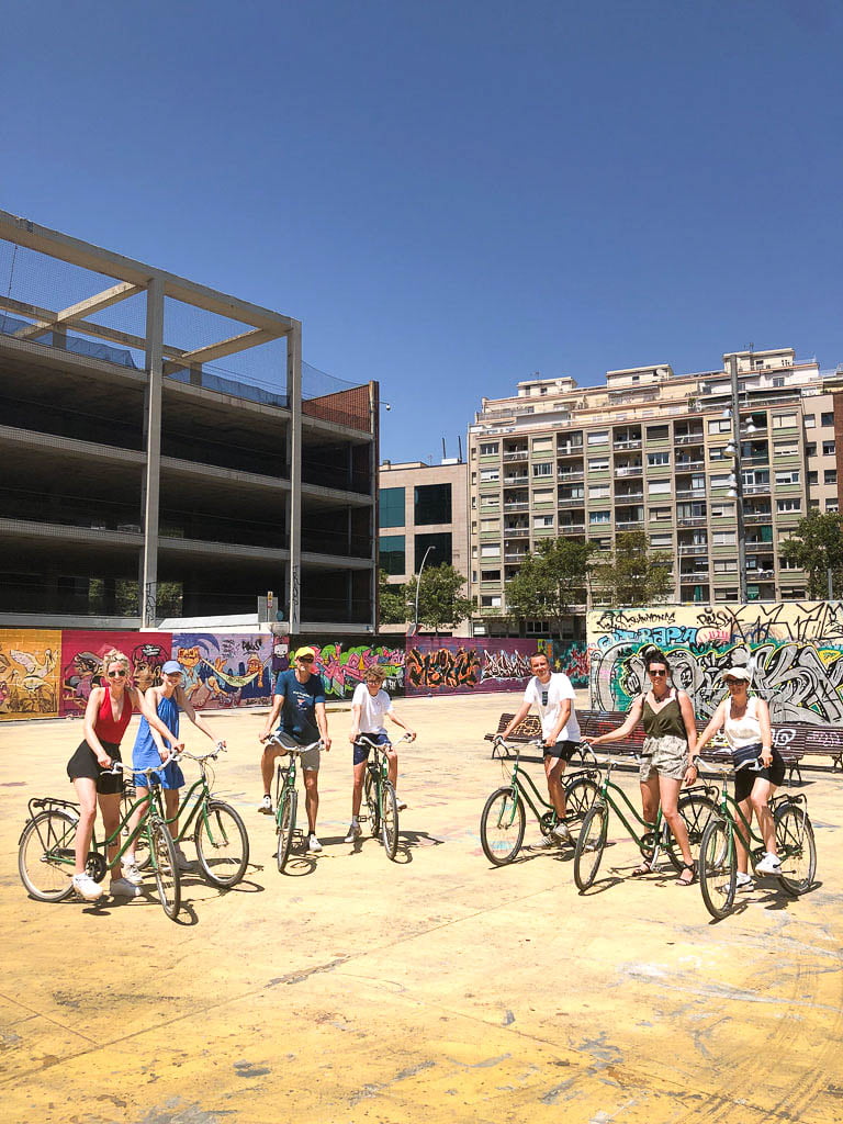 Familie op de fiets street art tour