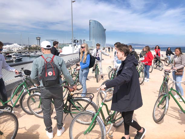 Studenten op fietstour in Barcelona
