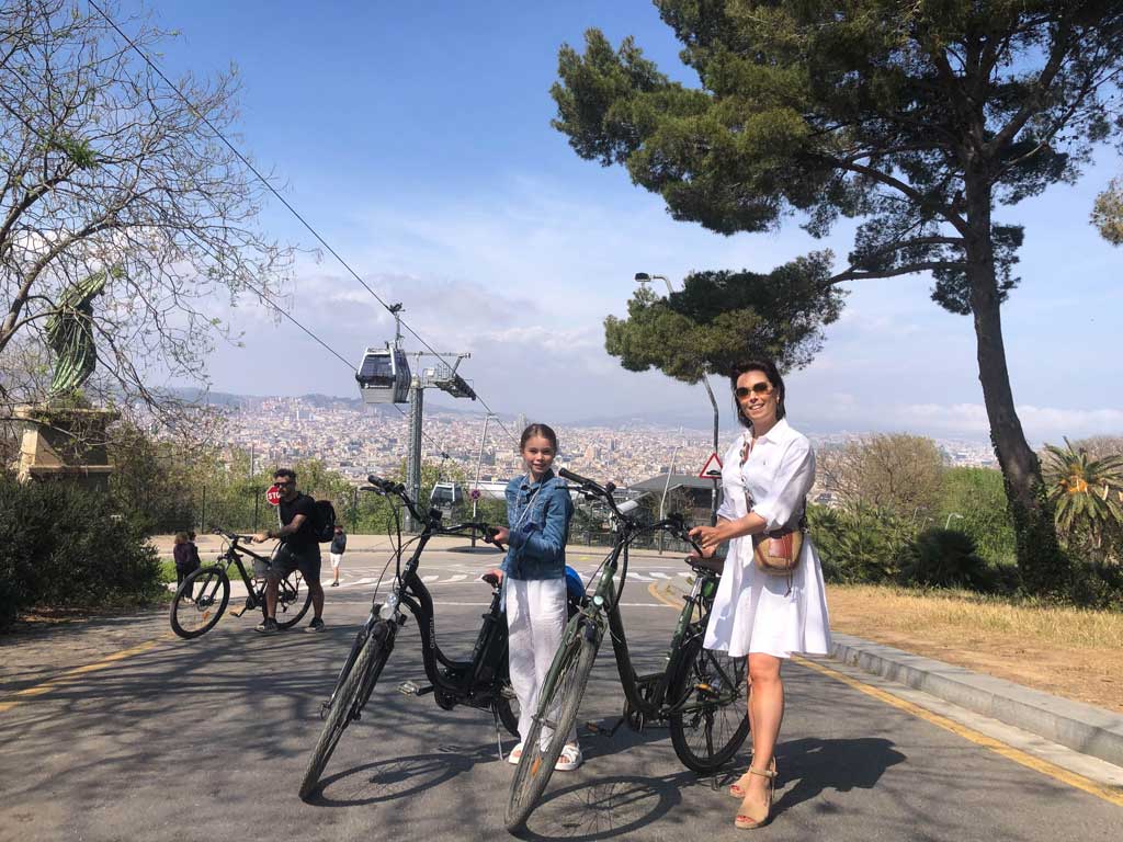 Moeder en dochter op een e-bike tour in Barcelona