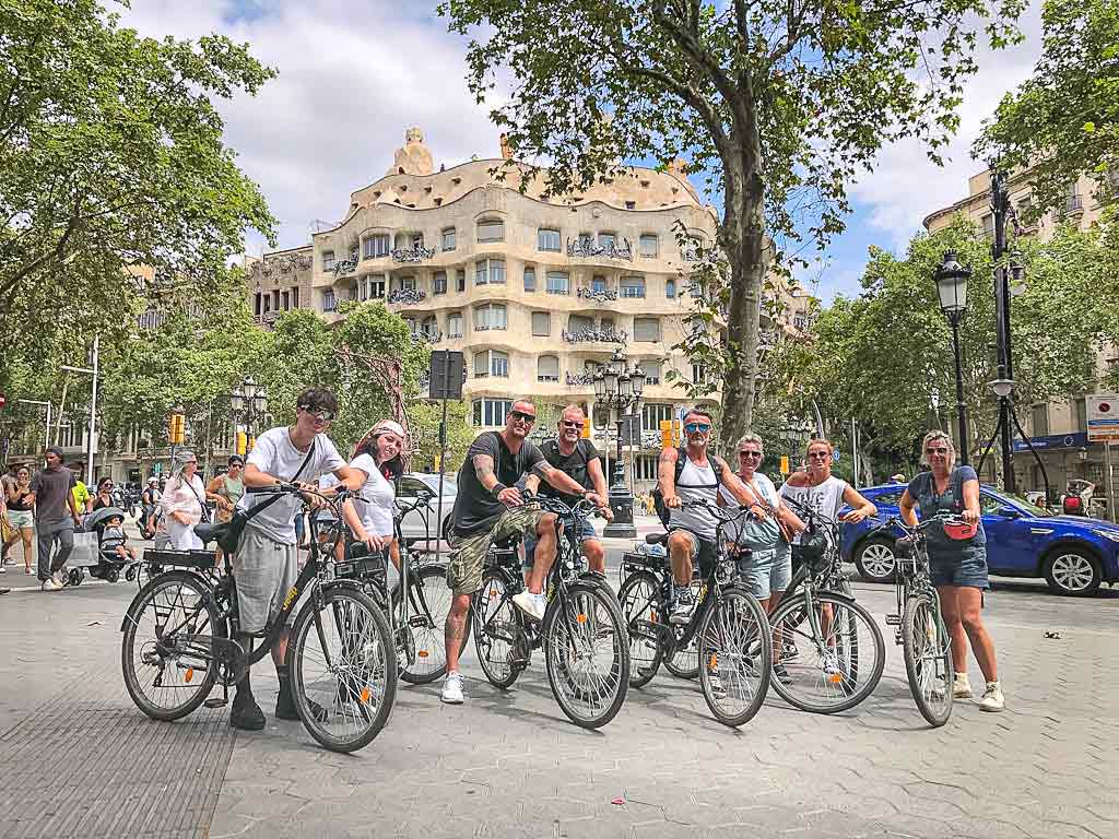 Fietstour met E-bikes, casa Milá