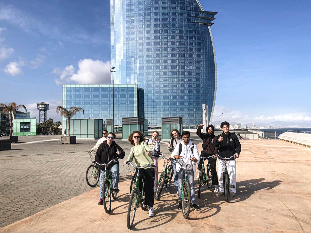 Guided bike tours for student groups in Barcelona