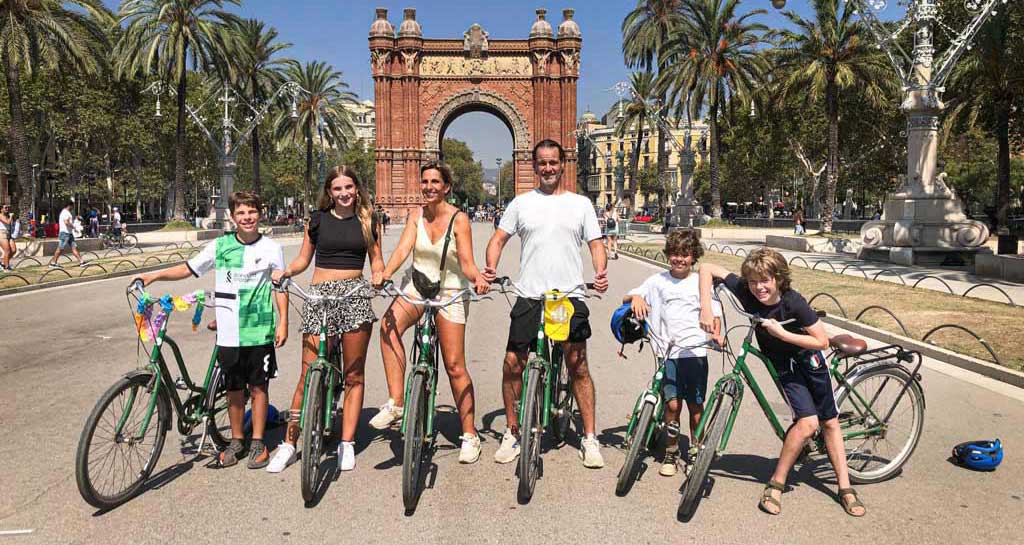 Is Barcelona a cycling city? Family on bikes