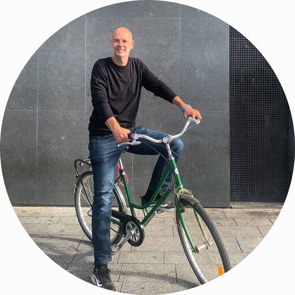 Profile picture of Perry J., founder and guide of Perry Tours Barcelona, offering unique bike and walking tours in the city.