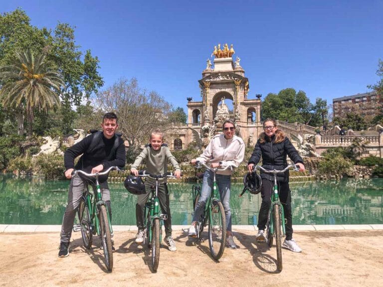 Kinderen op fietstour in barcelona