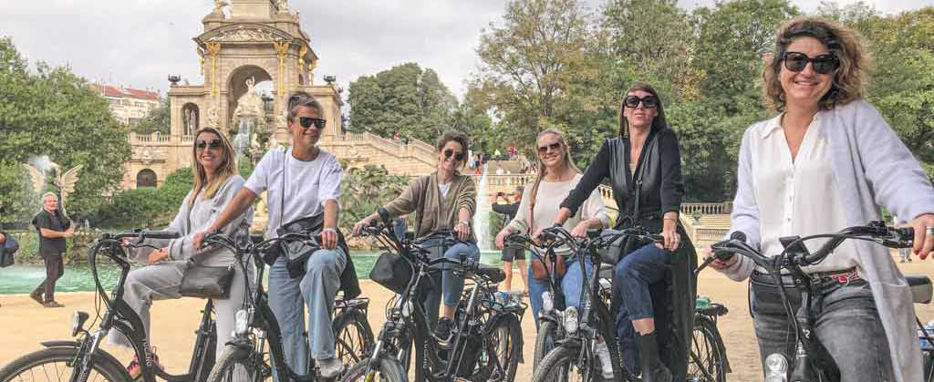 Vrouwen poseren op de Perry Tours e-bike tour met de fontein van het stadspark in Barcelona op de achtergrond