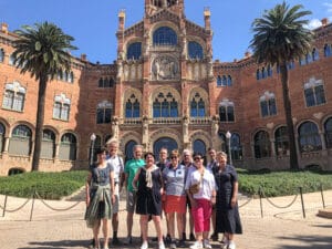 Groep senioren vrienden op stap in Barcelona met Perry Tours tijdens een groepsreis
