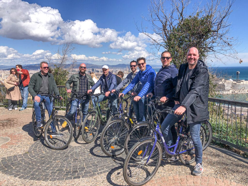 Mannen poseren op de e-bike met een prachtige achtergrond van Barcelona tijdens een Highlights e-bike tour
