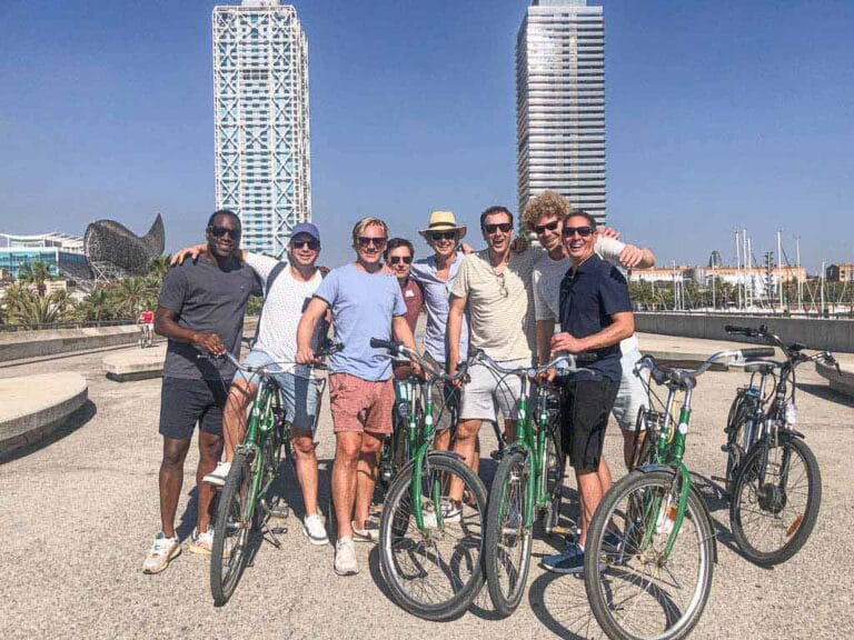 Vrienden op privétour met gids, poserend op een mooie locatie in Barcelona