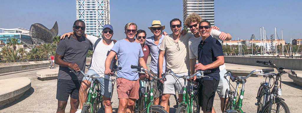 Vrienden op een privétour met gids, poseren op een schitterende locatie in Barcelona