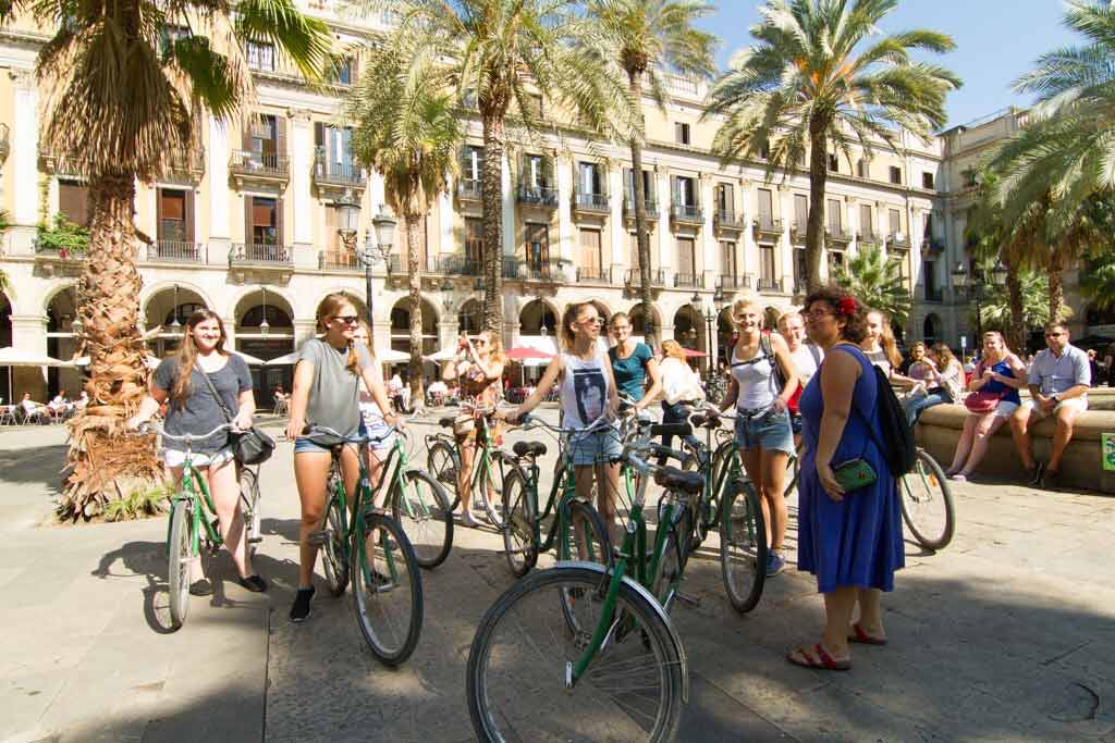 Studenten op fietstour Met Perry Tours op Plaça Reial in Barcelona tijdens een studiereis