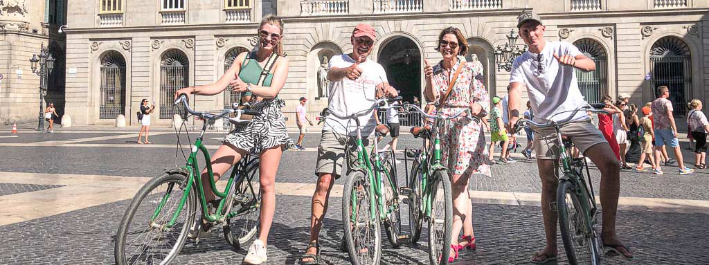 Tapas eten in Barcelona tijdens een fietstour - klanten op een tapas fietstour poseren op de fiets