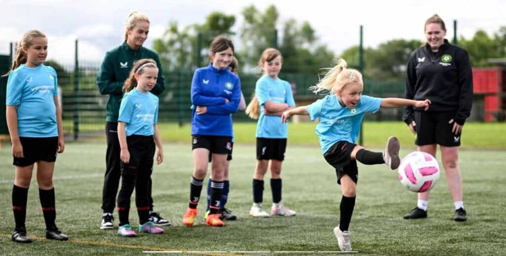 Nederlandse kinderen op voetballes in Barcelona als groepsactiviteit